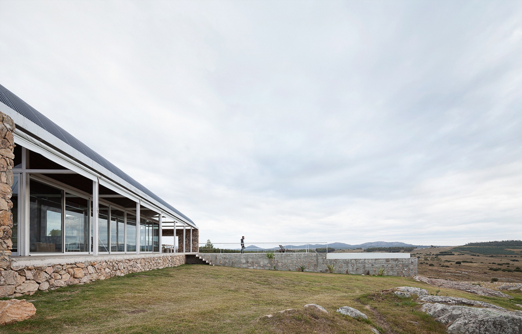 Vista exterior. Calera del Rey House por Gualano + Gualano Arquitectos. Fotografía © Federico Cairoli. 