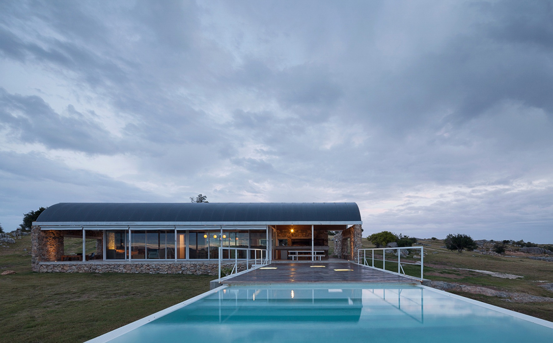 Vista exterior. Calera del Rey House por Gualano + Gualano Arquitectos. Fotografía © Federico Cairoli. 