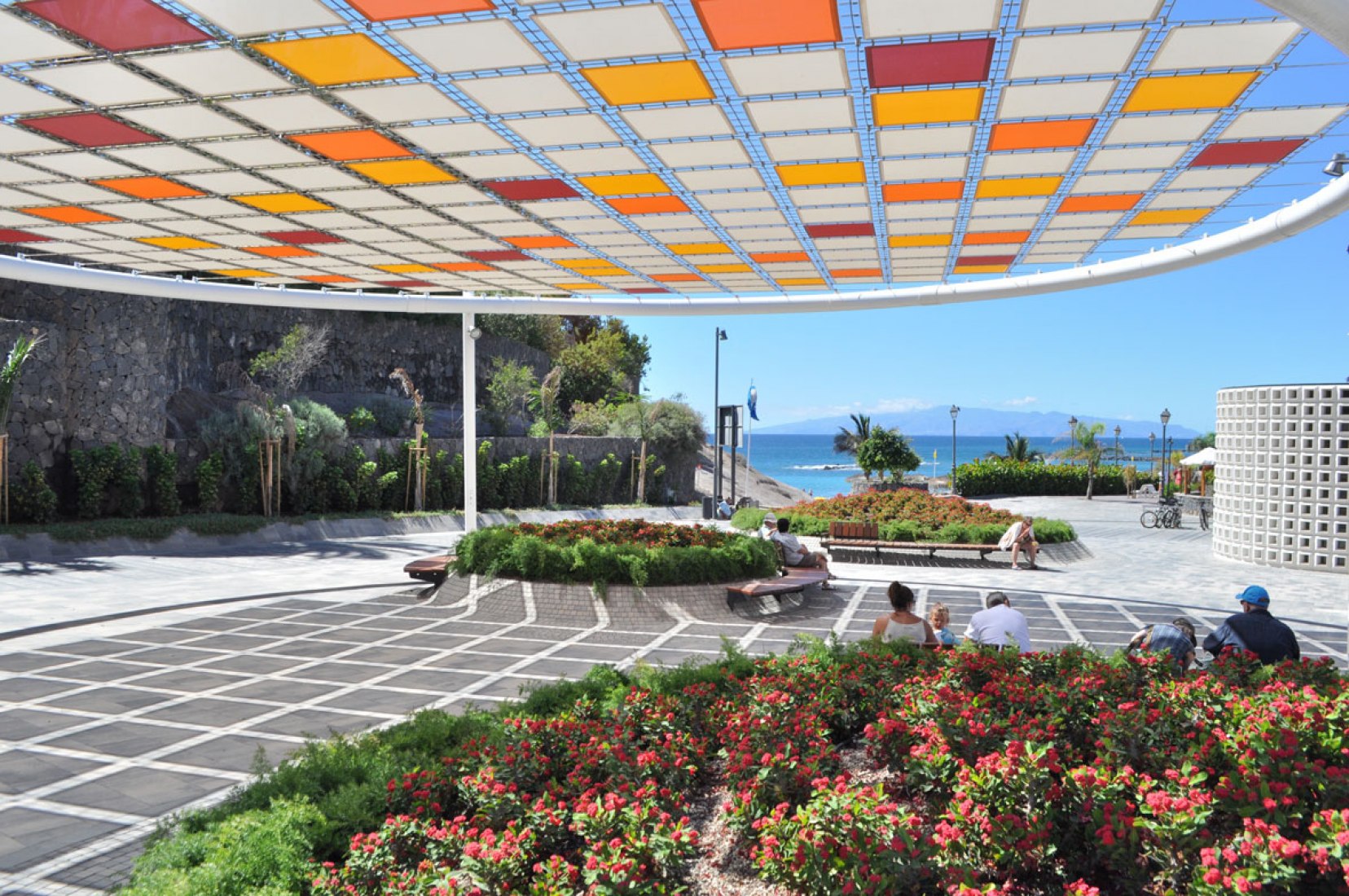 Sombra, vegetación y paisaje. Transformación de un paseo marítimo en Tenerife por Jiménez y Bazán Arquitectos S.L.P. Fotografía © Roberto Bazán.