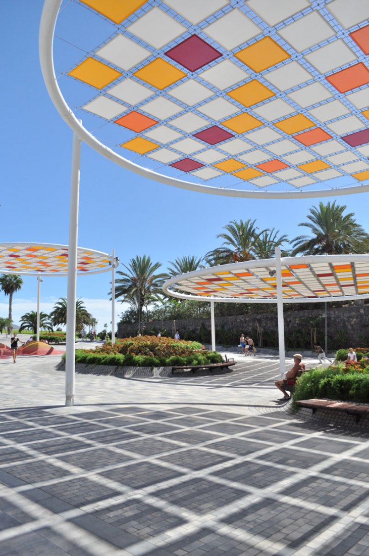 Sombra y vegetación. Transformación de un paseo marítimo en Tenerife por Jiménez y Bazán Arquitectos S.L.P. Fotografía ©Roberto Bazán.  