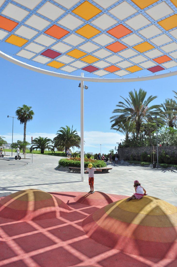 Sombra y juego. Transformación de un paseo marítimo en Tenerife por Jiménez y Bazán Arquitectos S.L.P. Fotografía © Roberto Bazán.