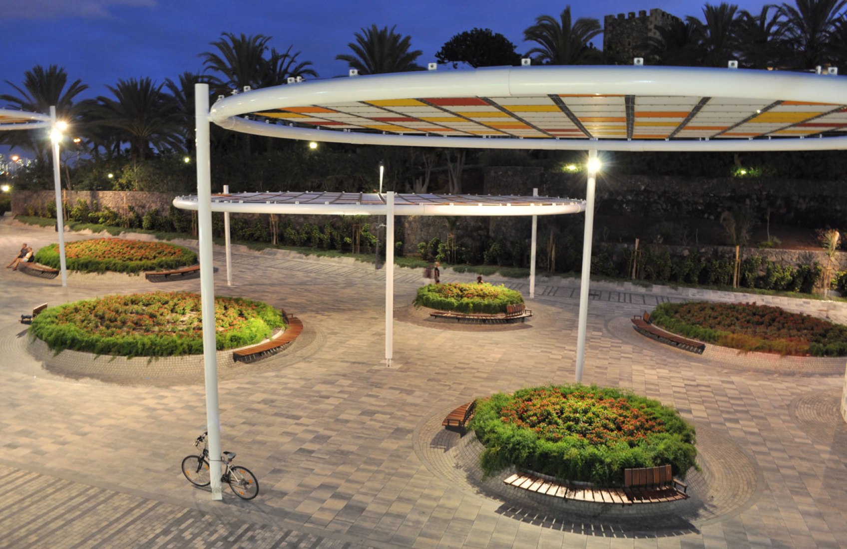 Vista nocturna. Transformación de un paseo marítimo en Tenerife por Jiménez y Bazán Arquitectos S.L.P. Fotografía © Roberto Bazán.