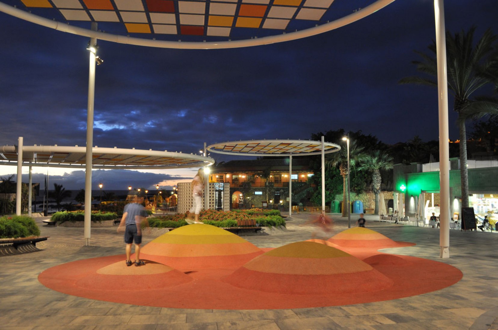 Vista nocturna. Transformación de un paseo marítimo en Tenerife por Jiménez y Bazán Arquitectos S.L.P. Fotografía © Roberto Bazán.