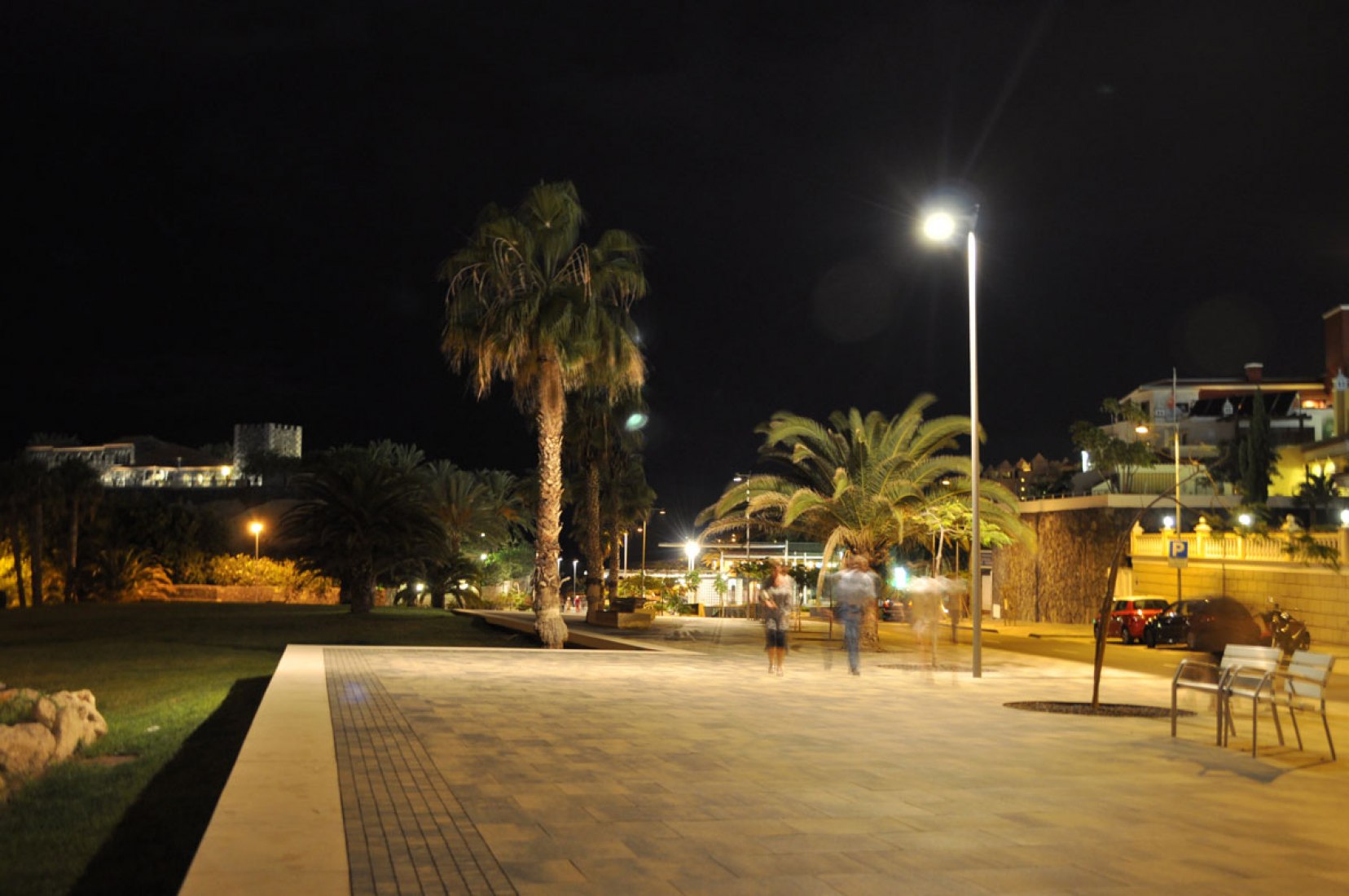 Vista nocturna. Transformación de un paseo marítimo en Tenerife por Jiménez y Bazán Arquitectos S.L.P. Fotografía © Roberto Bazán.