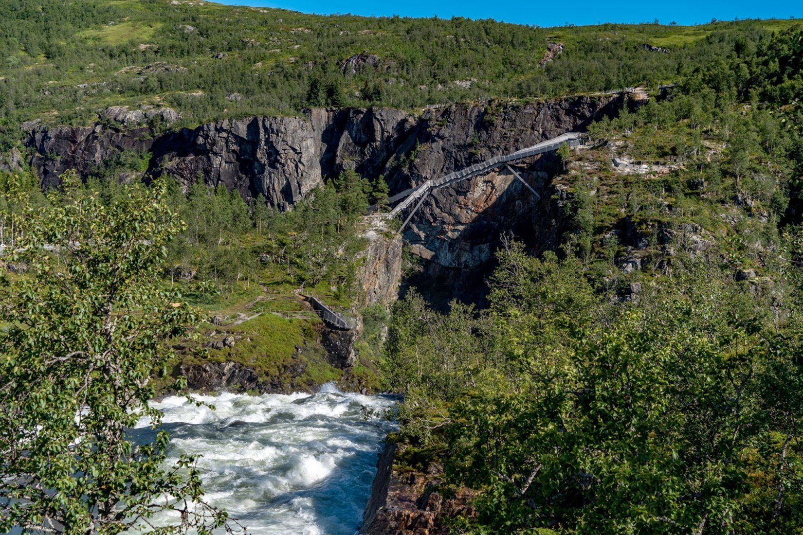 Puente escalonado sobre la cascada Vøringsfossen por Carl-Viggo Hølmebakk. Fotografía por Harald Christian Eiken