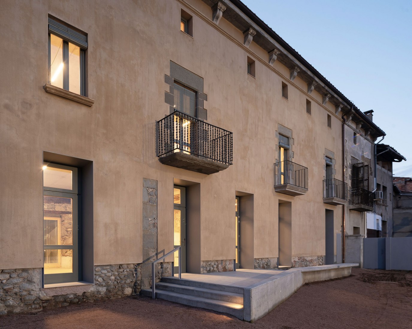 Edificio el Mallol por Carles Crosas y Gemma Domingo. Fotografía por Joan Guillamat