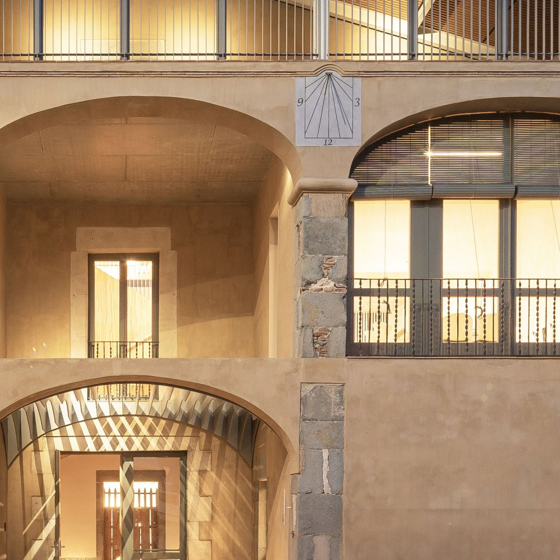 Edificio el Mallol por Carles Crosas y Gemma Domingo. Fotografía por Joan Guillamat