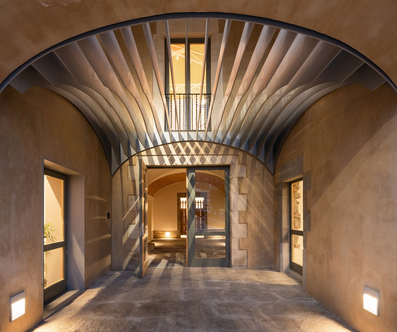 Edificio el Mallol por Carles Crosas y Gemma Domingo. Fotografía por Joan Guillamat