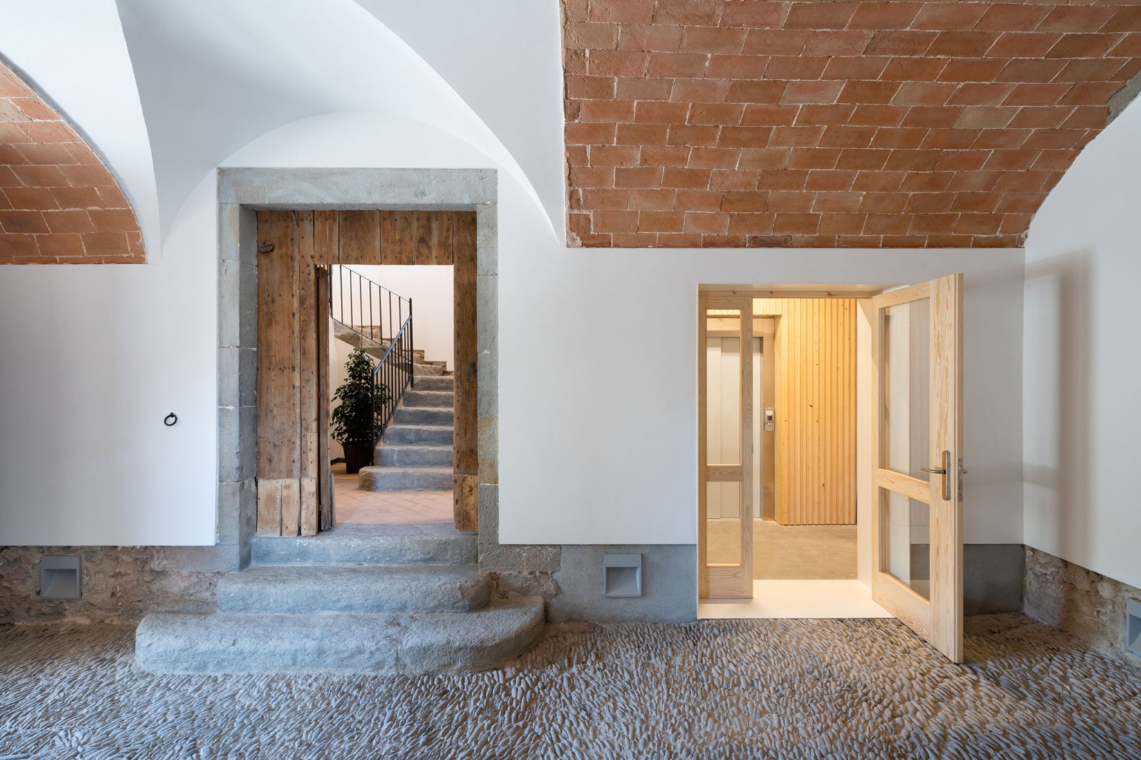 Edificio el Mallol por Carles Crosas y Gemma Domingo. Fotografía por Joan Guillamat
