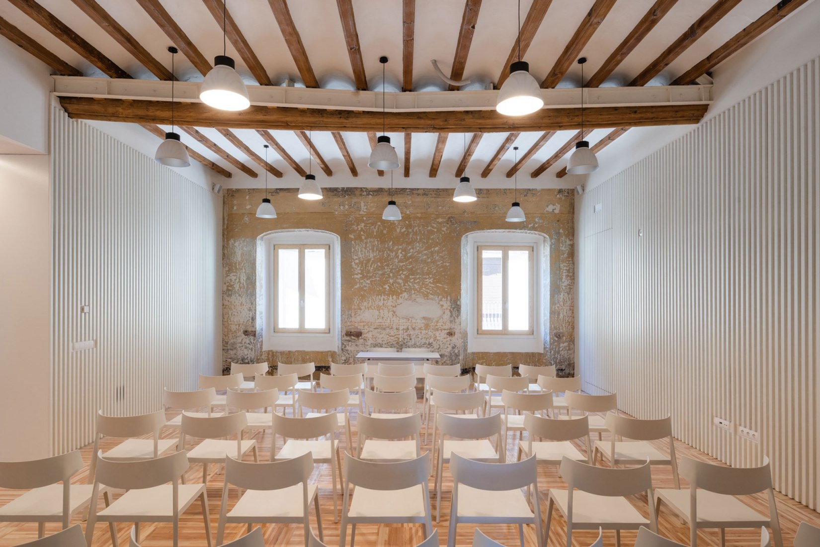 Edificio el Mallol por Carles Crosas y Gemma Domingo. Fotografía por Joan Guillamat