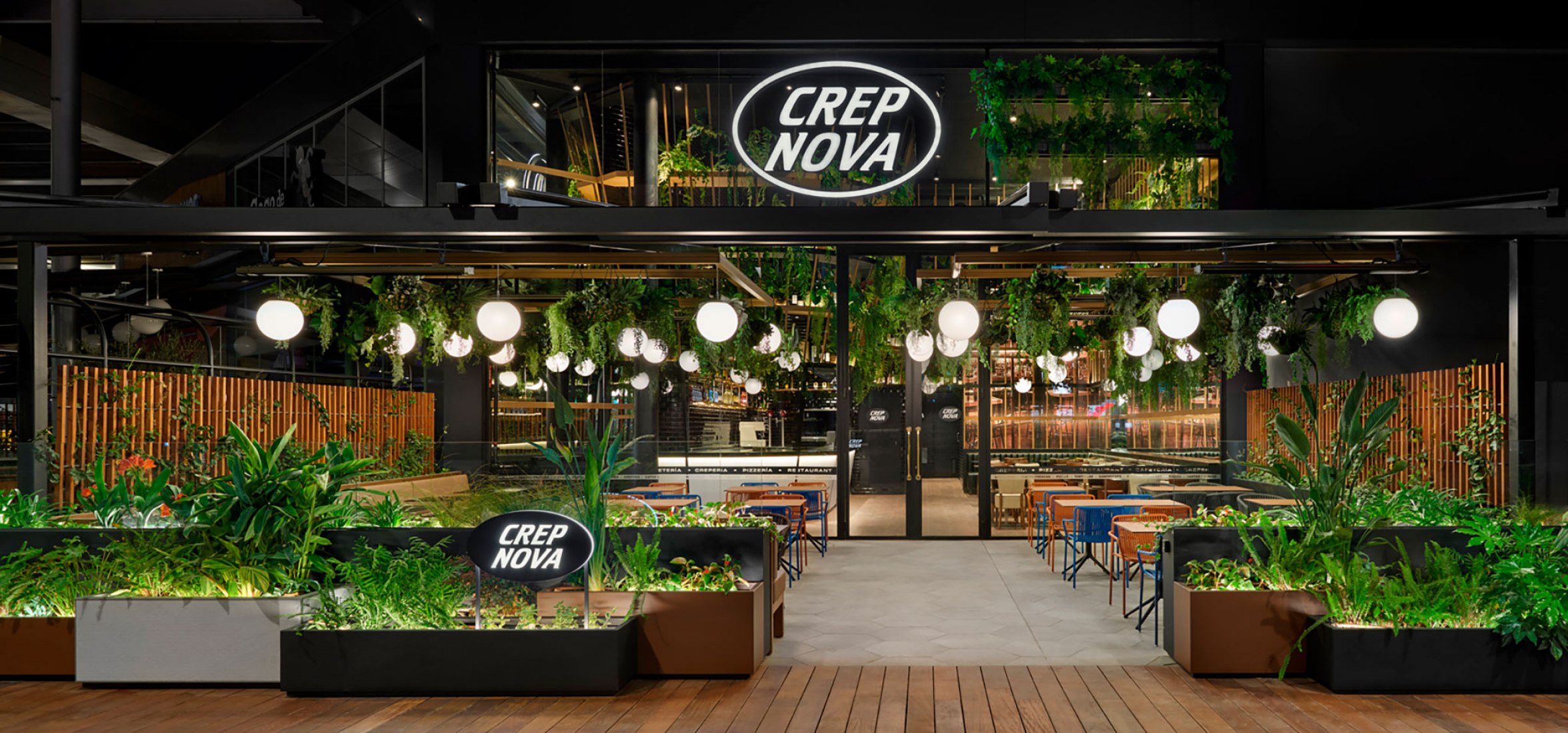 Restaurant Crep Nova by Carlos Martínez Interiors. Photograph by Eugeni Pons.