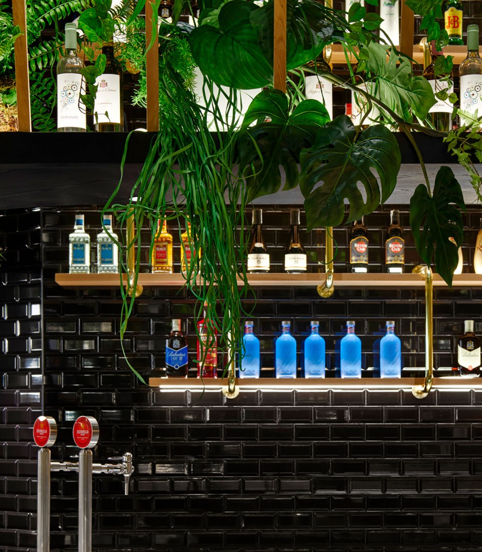 Restaurant Crep Nova by Carlos Martínez Interiors. Photograph by Eugeni Pons.