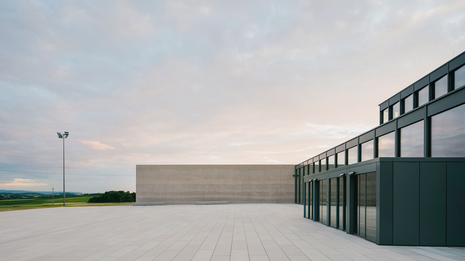 Foro Carmen Würth en Künzelsau completado, por David Chipperfield. Fotografía por Simon Menges