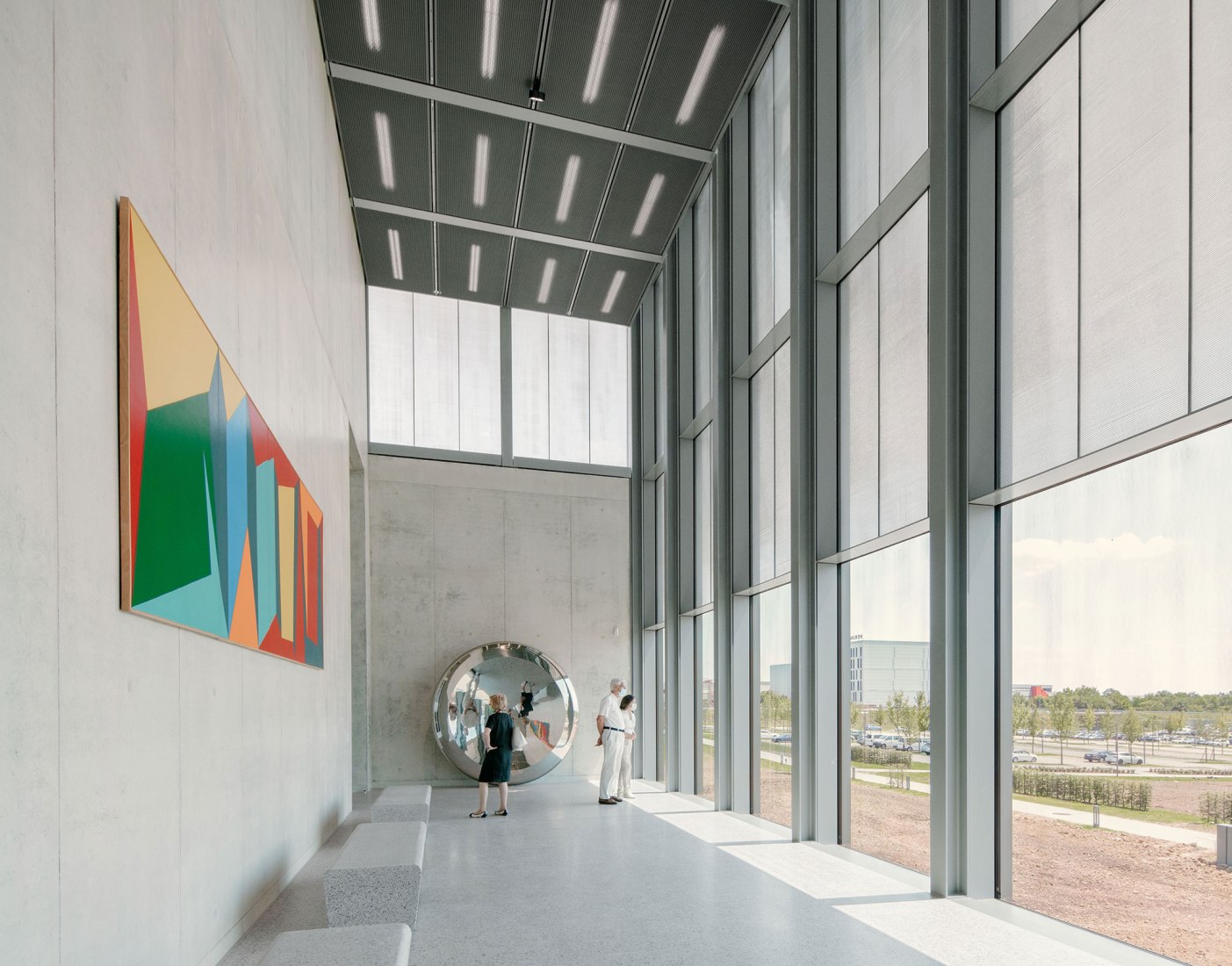 Mirador con vista al jardín de esculturas. Foro Carmen Würth en Künzelsau completado, por David Chipperfield. Fotografía por Simon Menges