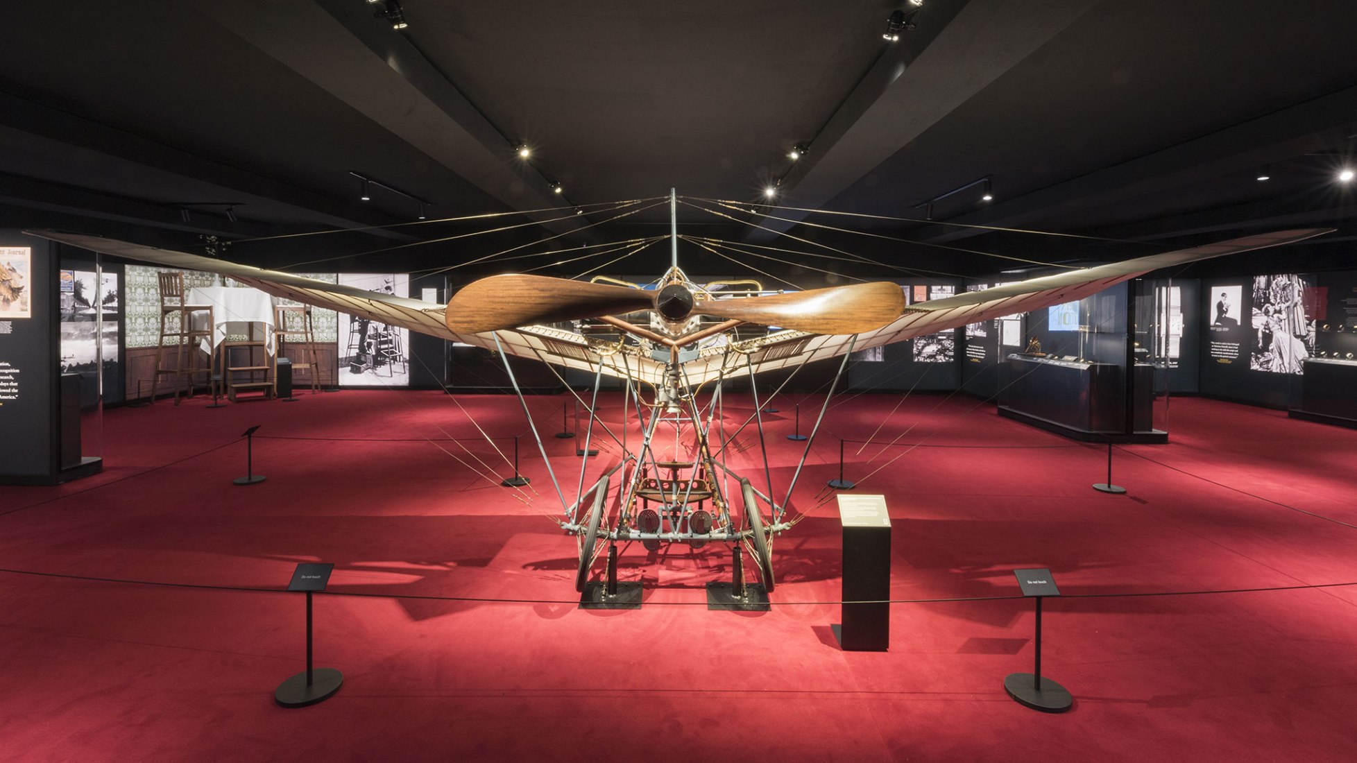 Imagen de sala de la exposición "Cartier in Motion" por Norman Foster. Fotografía © Nigel Young. Imagen cortesía de Foster + Partners