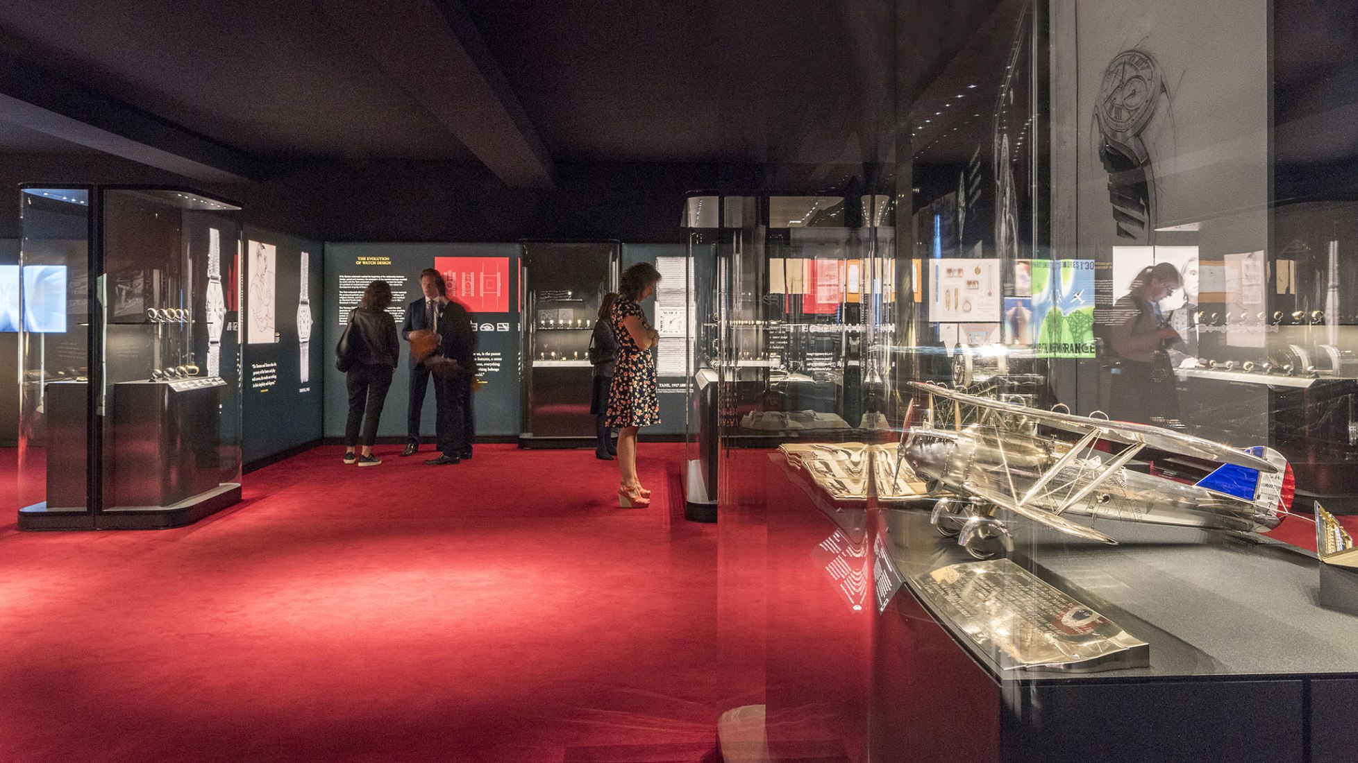 Imagen de sala de la exposición "Cartier in Motion" por Norman Foster. Fotografía © Nigel Young. Imagen cortesía de Foster + Partners