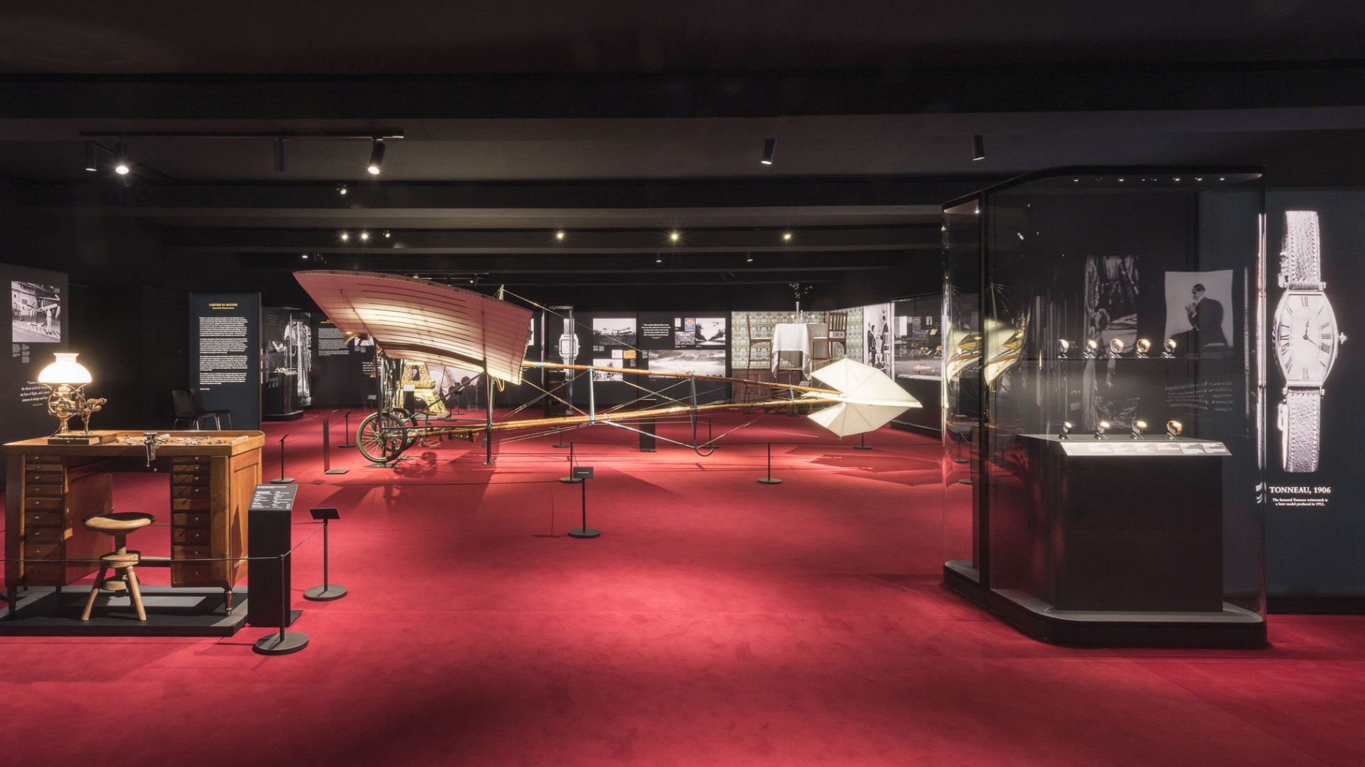 Imagen de sala de la exposición "Cartier in Motion" por Norman Foster. Fotografía © Nigel Young. Imagen cortesía de Foster + Partners
