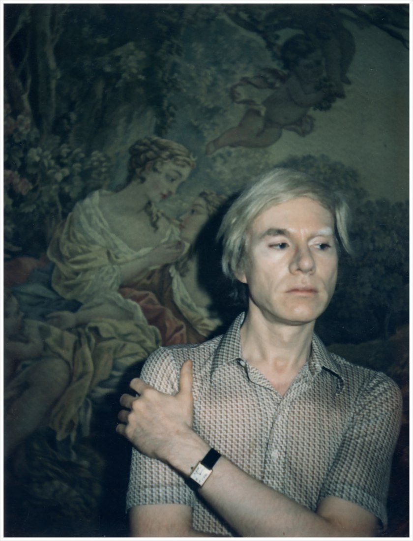 Una impresión de un autorretrato Polaroid de Andy Warhol. Warhol lleva un reloj Cartier Tank. Alrededor de 1970. Fotografía © The Andy Warhol Foundation for the Visual Arts, Inc. Imagen cortesía Design Museum