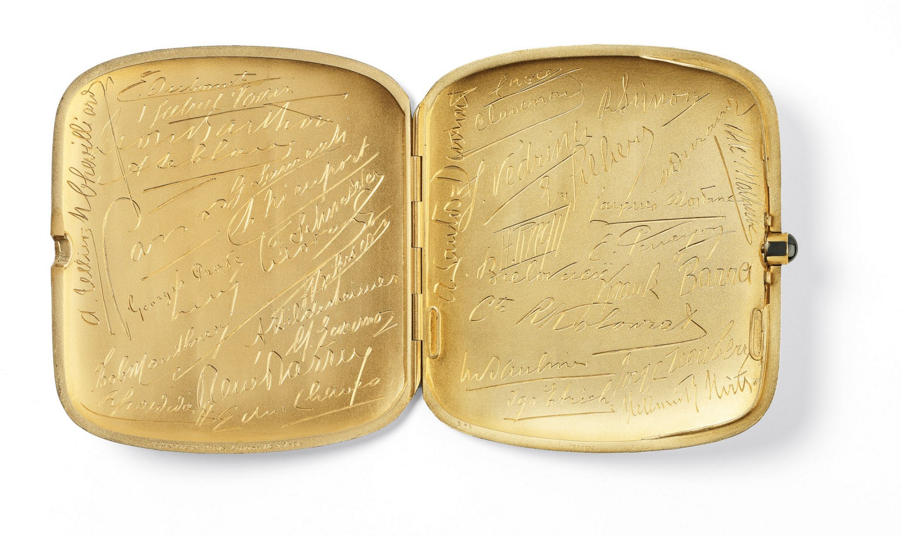 Caja de cigarrillos Cartier Paris, 1912 Plata, oro, un cabochon de zafiro (push-piece) Vendido a Willis McCormick, presidente de Queen Aviation El interior del estuche está grabado con las firmas de aproximadamente treinta figuras relacionadas con el nacimiento de la aviación, Le gusta a Chevillard, a Igo Etrich, a Jacques Mortane, a Perreyor, a Alberto Santos-Dumont, a Jules Védrines, a Gabriel Voisin, a Roland-Garros, a Raymond Saulnier, y a Jacques Schneider. Colección Cartier Nils Herrmann, Cartier Coll