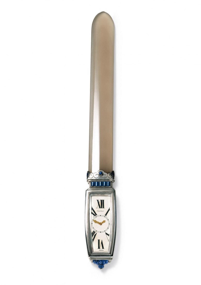 Abrecartas con reloj Cartier Paris, S Departamento, pedido especial, 1930 Plata, oro, ágata, lapislázuli Colección Cartier Nick Galés, Cartier. Fotografía © Cartier. Imagen cortesía Design Museum