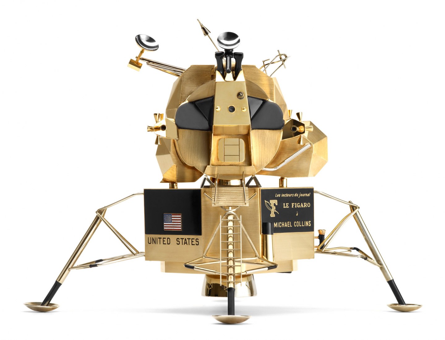 Réplica exacta del módulo Lunar Cartier Paris, 1969, - fue encargado por el periódico Le Figaro (en inglés). El periódico Le Figaro, de Michael Collins. Para hacer tres modelos a escala del LEM, que fueron presentados a los tres astronautas cuando visitaron París. Los lectores de Figaro, que financiaron el proyecto a través de una campaña de suscripción, participaron así en el acontecimiento del siglo. Cada módulo contiene un microfilm que lleva los nombres de los suscriptores que contribuyeron a la operaci
