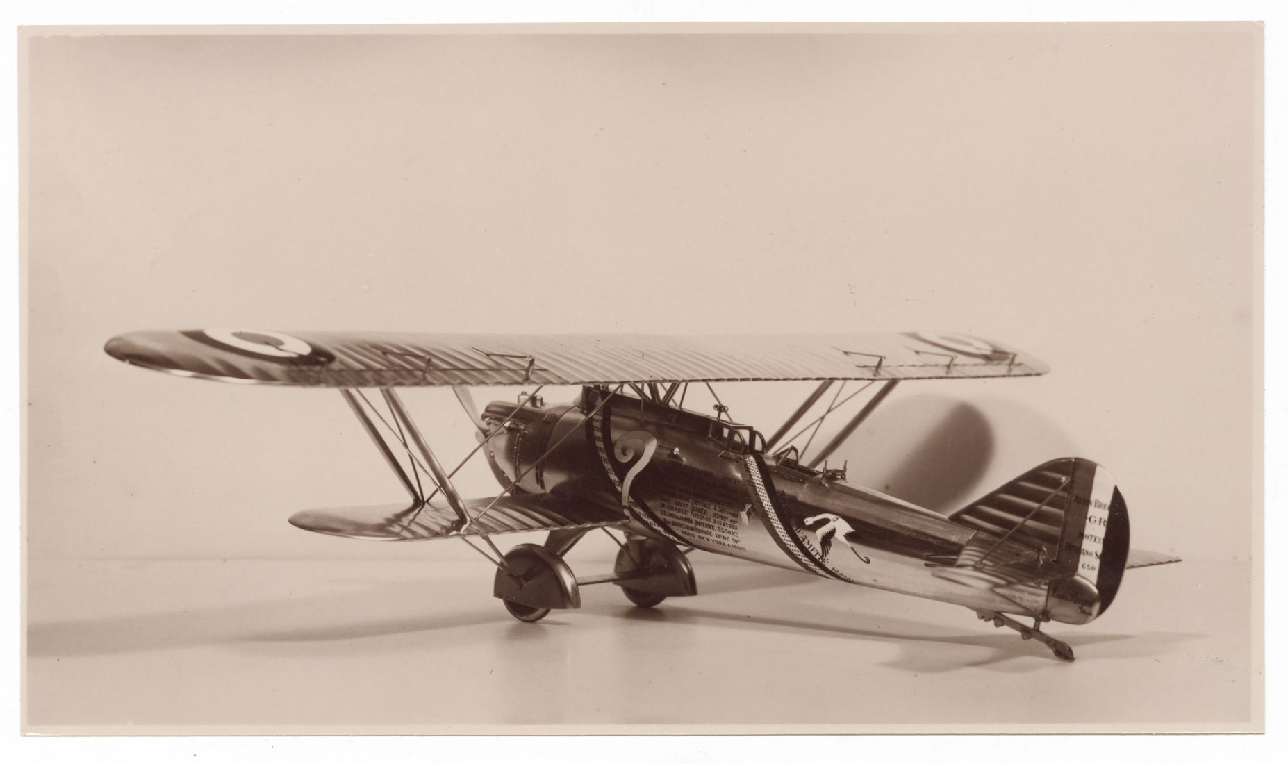 Archivo fotográfico de la réplica del avión "The Question Mark" Cartier Nueva York, 1933 Ejecutado en plata y esmalte Archivos Cartier. Fotografía © Cartier. Imagen cortesía Design Museum
