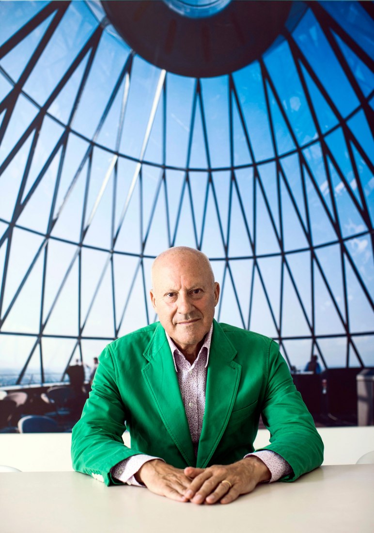 Retrato de Norman Foster, comisario de la exposición. Fotografía © Manolo Yllera. Imagen cortesía Design Museum