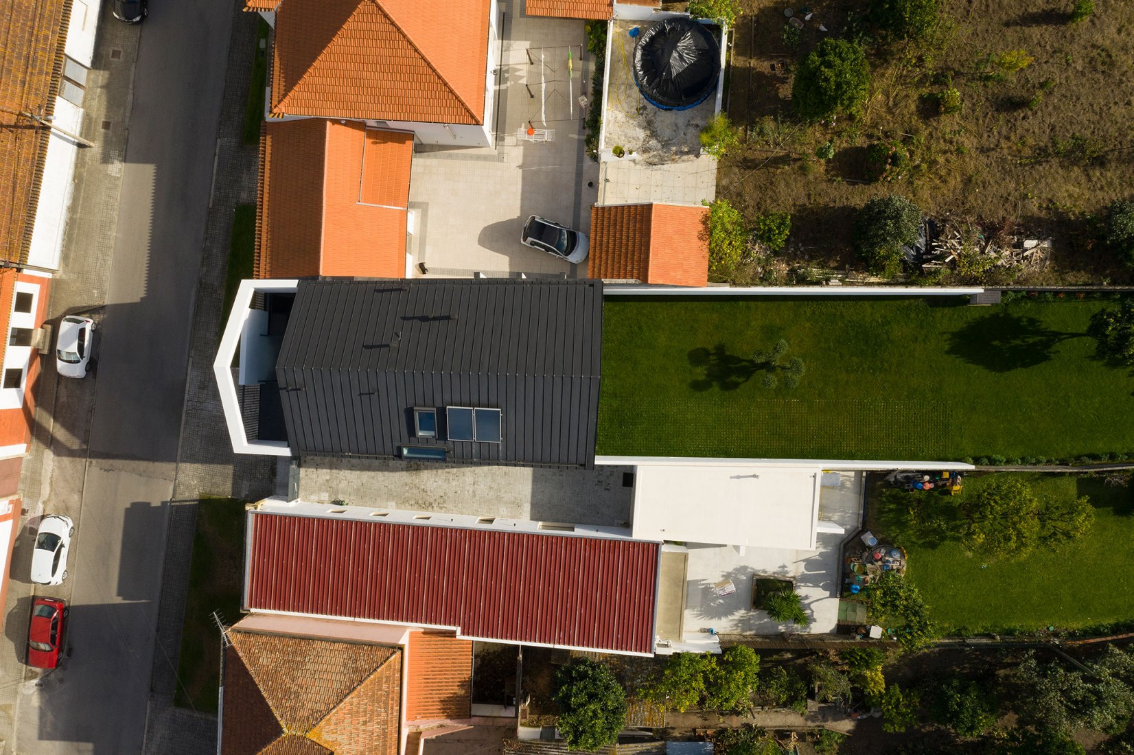 Arch House by FRARI - architecture network. Photograph by Ivo Tavares Studio.