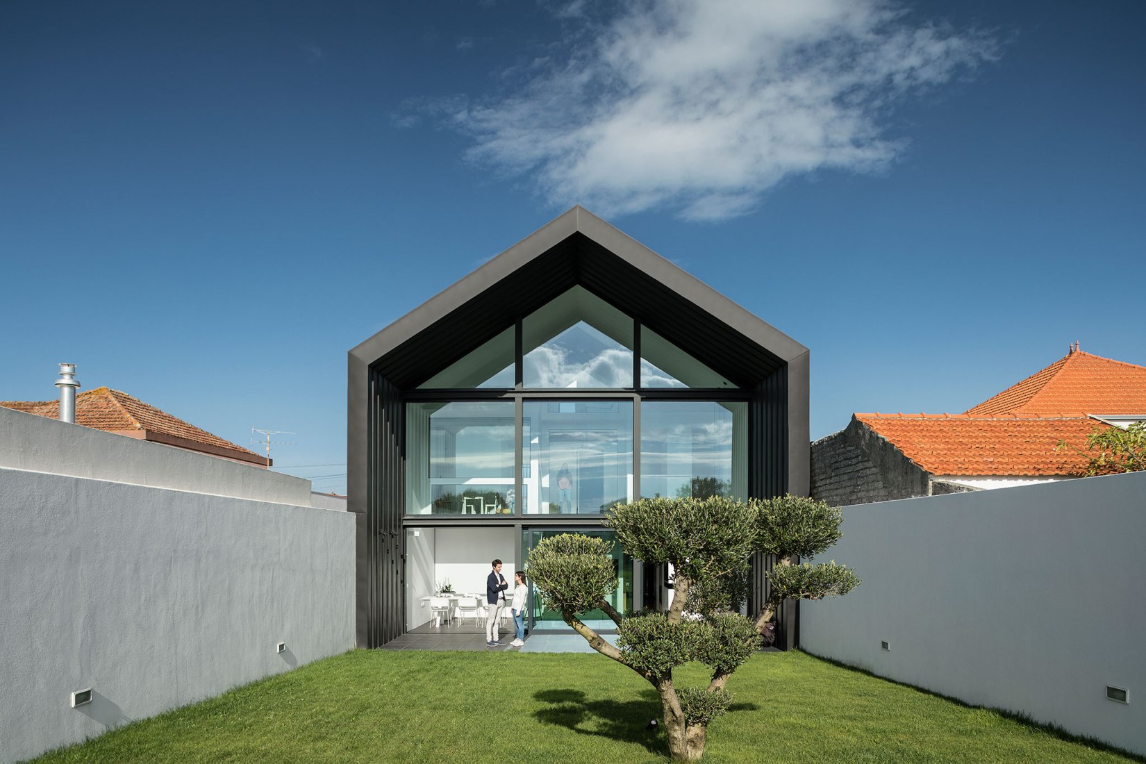 Arch House by FRARI - architecture network. Photograph by Ivo Tavares Studio.