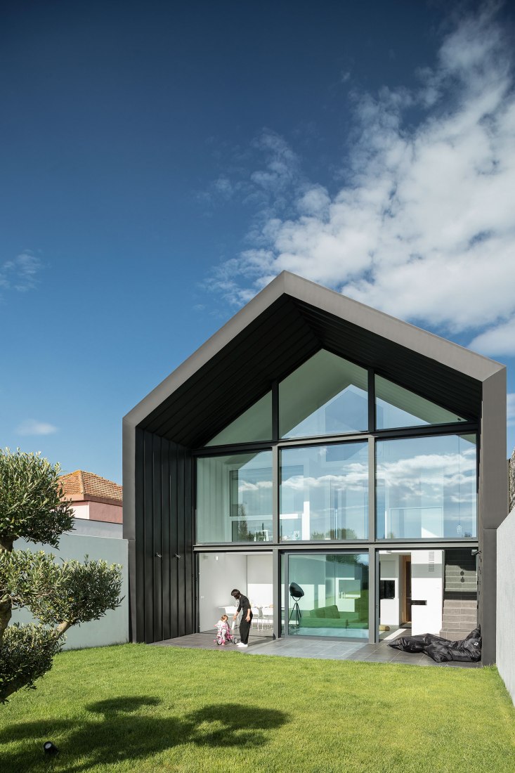 Arch House by FRARI - architecture network. Photograph by Ivo Tavares Studio.