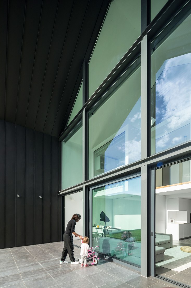 Arch House by FRARI - architecture network. Photograph by Ivo Tavares Studio.