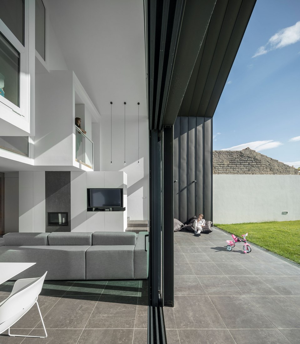 Arch House by FRARI - architecture network. Photograph by Ivo Tavares Studio.