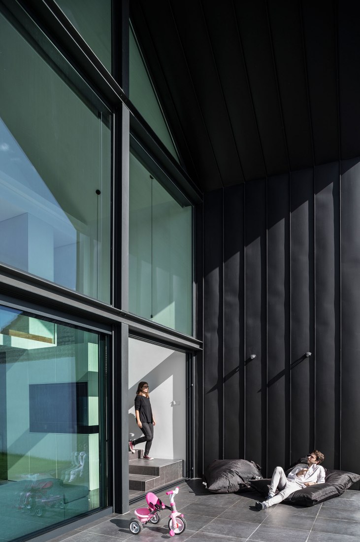 Arch House by FRARI - architecture network. Photograph by Ivo Tavares Studio.
