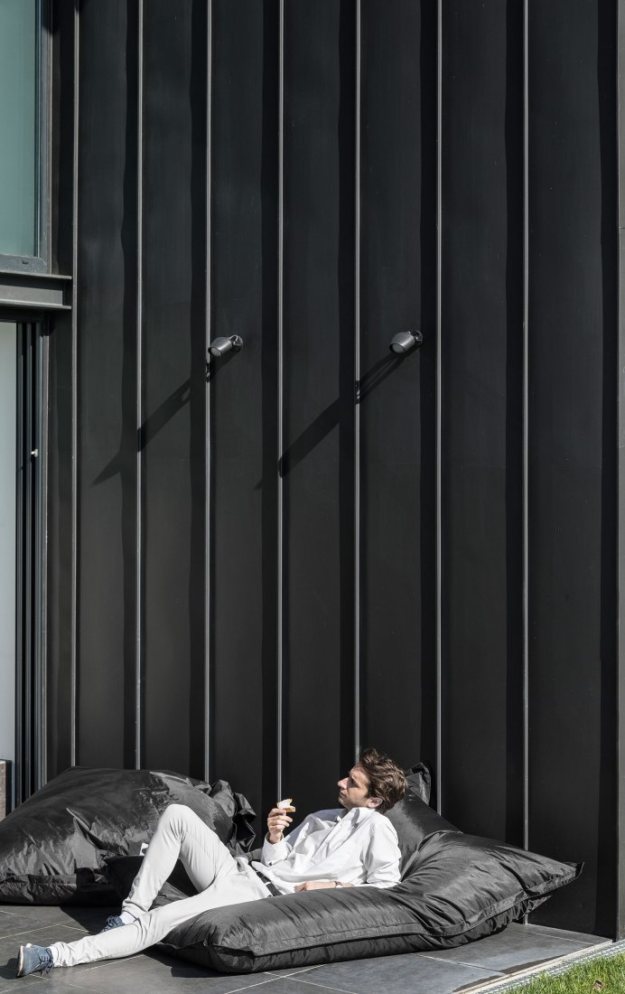 Arch House by FRARI - architecture network. Photograph by Ivo Tavares Studio.