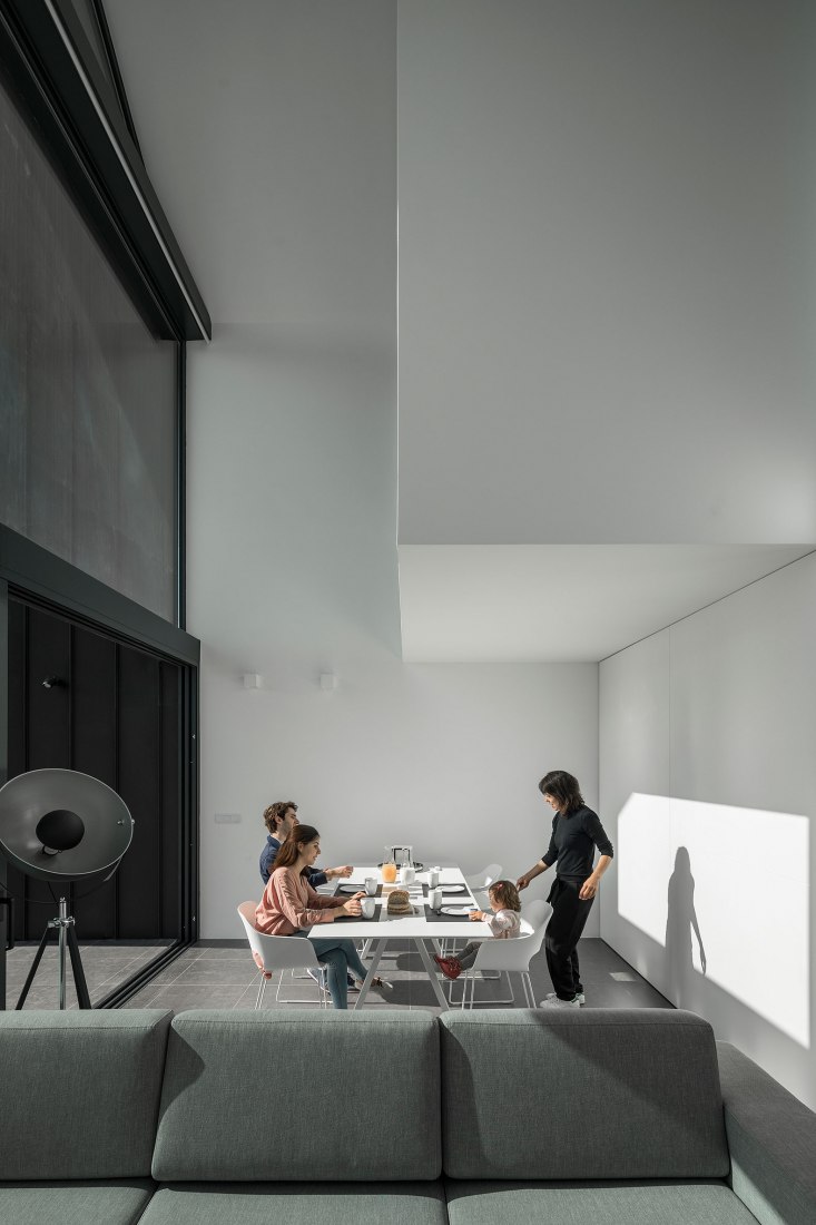 Arch House by FRARI - architecture network. Photograph by Ivo Tavares Studio.