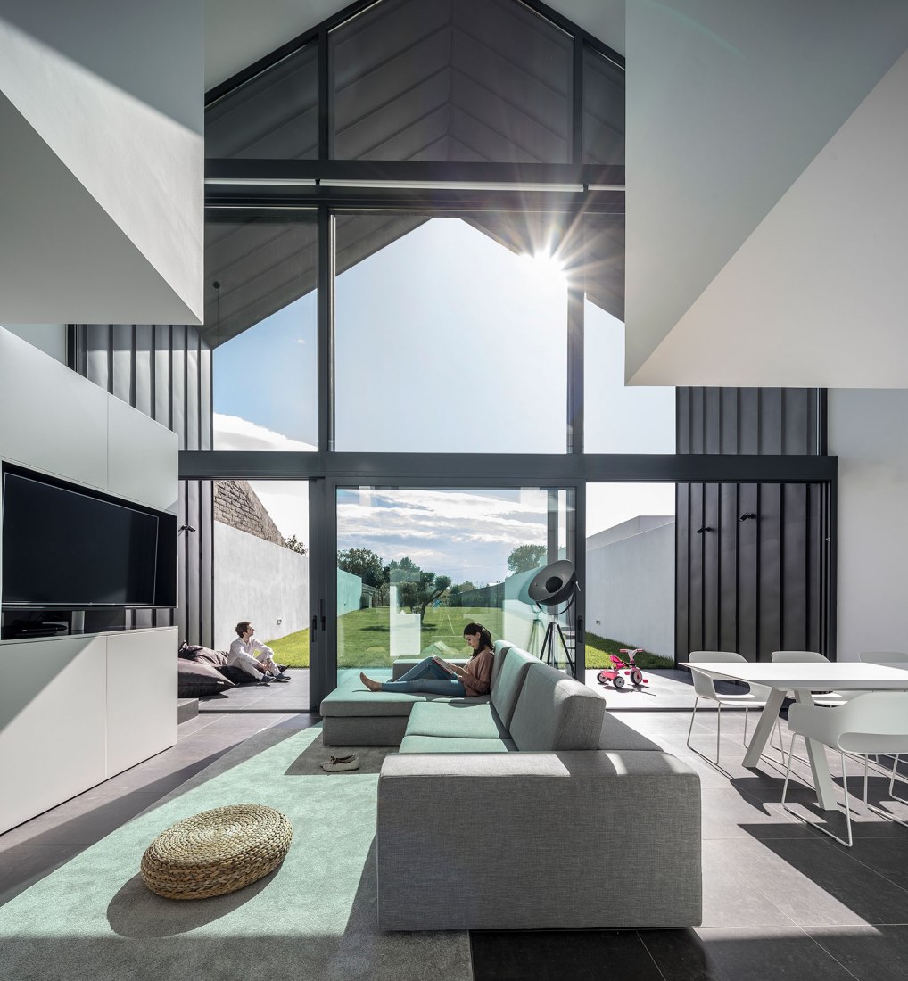 Arch House by FRARI - architecture network. Photograph by Ivo Tavares Studio.