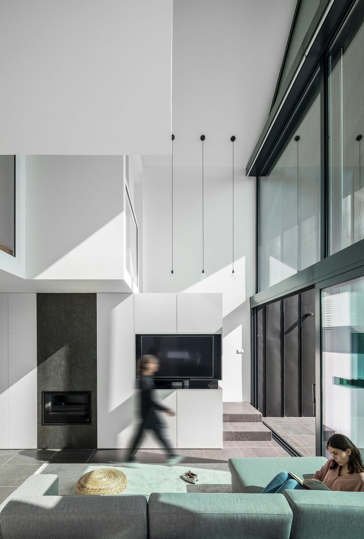 Arch House by FRARI - architecture network. Photograph by Ivo Tavares Studio.