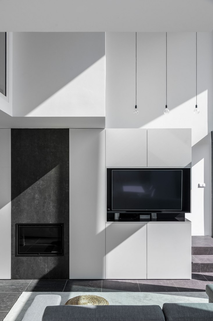 Arch House by FRARI - architecture network. Photograph by Ivo Tavares Studio.