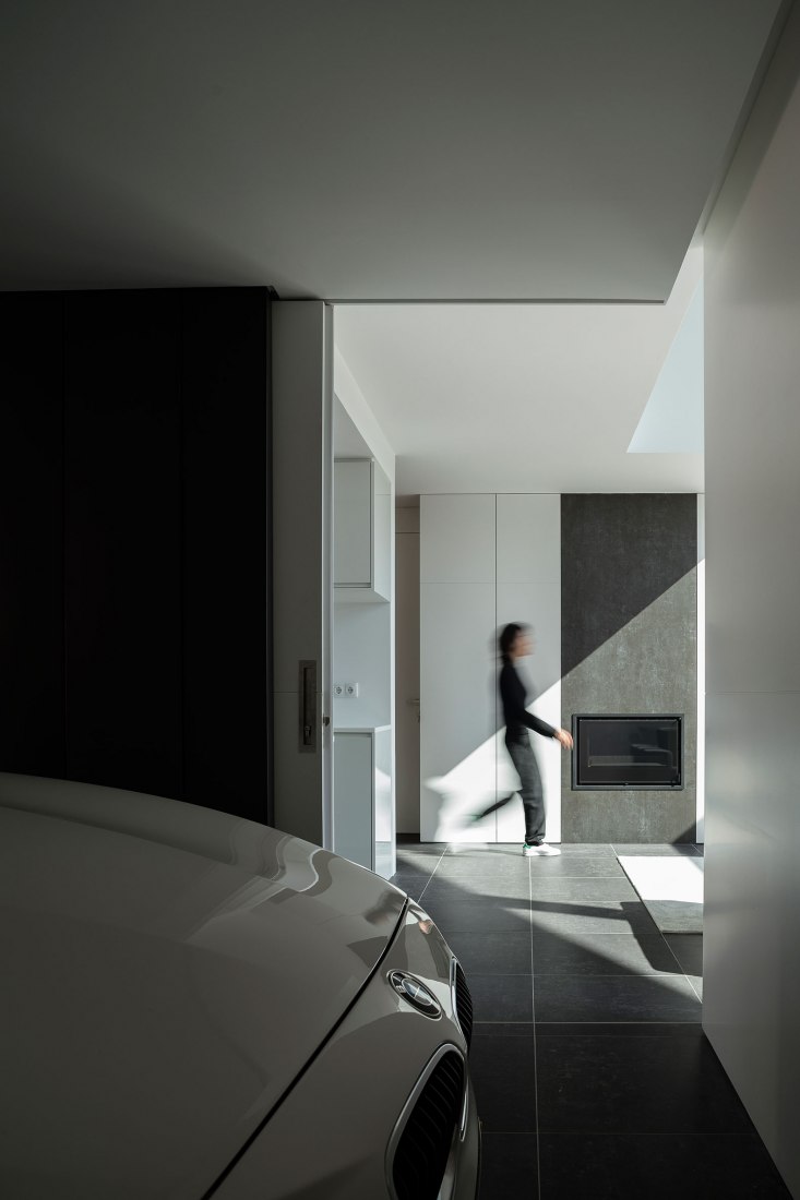Arch House by FRARI - architecture network. Photograph by Ivo Tavares Studio.
