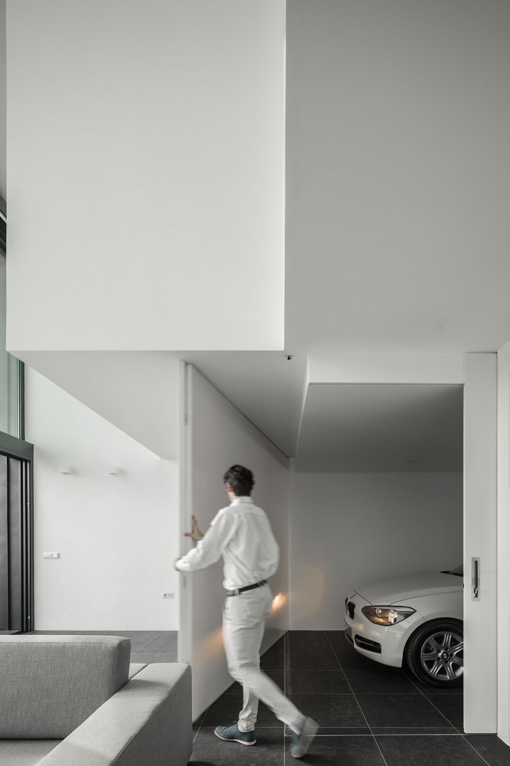 Arch House by FRARI - architecture network. Photograph by Ivo Tavares Studio.