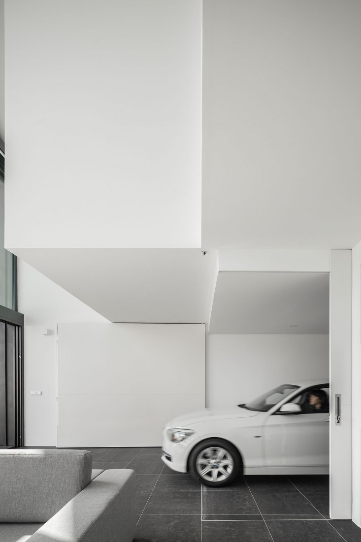 Arch House by FRARI - architecture network. Photograph by Ivo Tavares Studio.