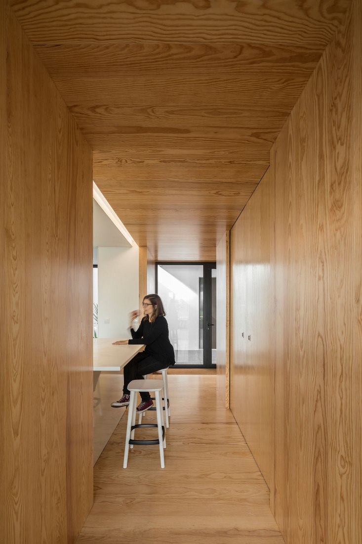 Arch House by FRARI - architecture network. Photograph by Ivo Tavares Studio.