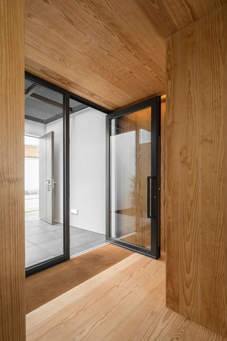 Arch House by FRARI - architecture network. Photograph by Ivo Tavares Studio.