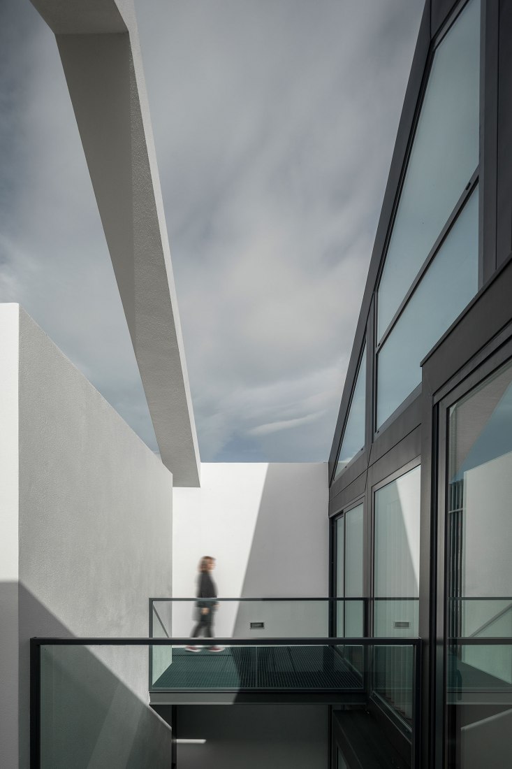 Arch House by FRARI - architecture network. Photograph by Ivo Tavares Studio.