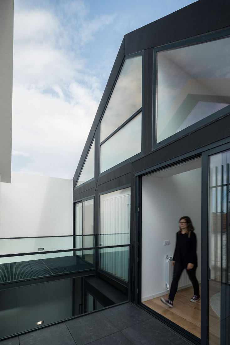 Arch House by FRARI - architecture network. Photograph by Ivo Tavares Studio.