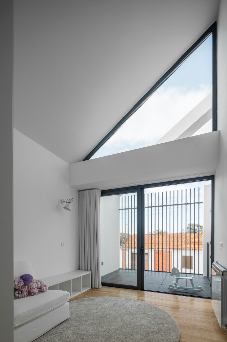 Arch House by FRARI - architecture network. Photograph by Ivo Tavares Studio.