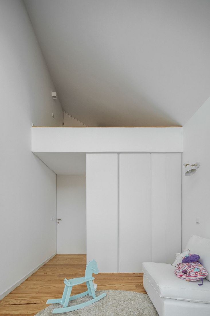 Arch House by FRARI - architecture network. Photograph by Ivo Tavares Studio.