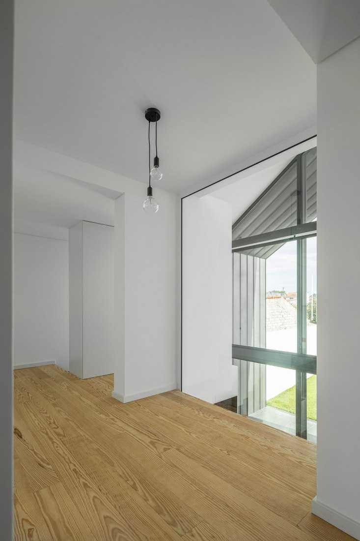 Arch House by FRARI - architecture network. Photograph by Ivo Tavares Studio.