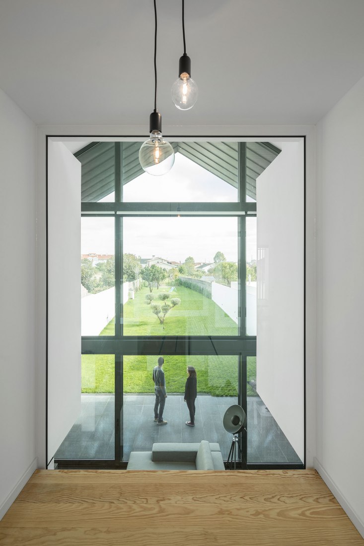 Arch House by FRARI - architecture network. Photograph by Ivo Tavares Studio.