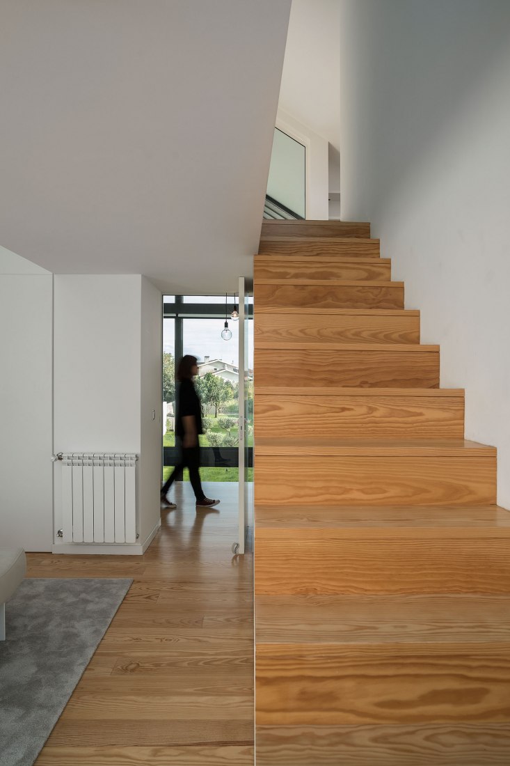 Arch House by FRARI - architecture network. Photograph by Ivo Tavares Studio.